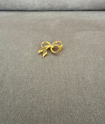 Broche dorée motif noeud vintage