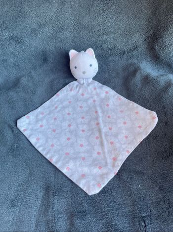 Doudou plat losange chat gris fleurs rose Obaïbi Okaïdi