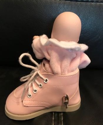 Boîte à musique bébé dans chaussure rose