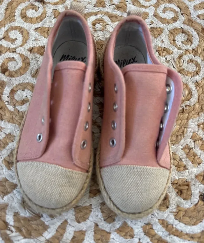 Jolie paire de baskets en toile - photo numéro 7