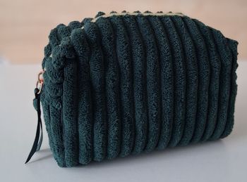 Trousse à maquillage en velours vert et à glissière dorée