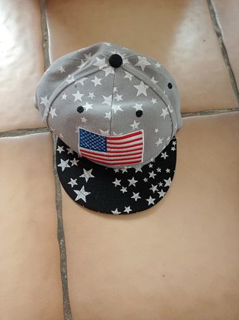 Casquette grise/noire à étoiles