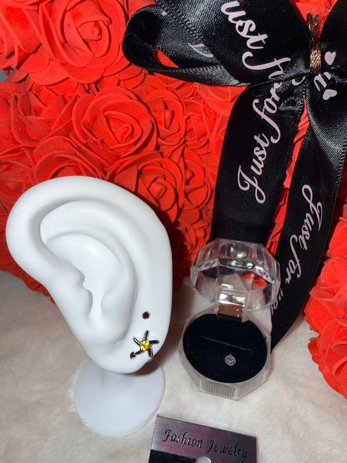 🌼 Boucles d’oreilles fleur argentée – Élégance et touche dorée 🌼