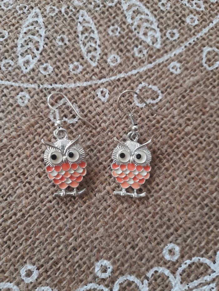 Boucles d'oreilles hibou argenté et corail