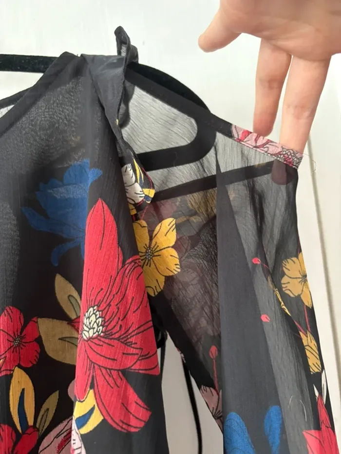 Blouse noire fleurie fluide épaule ouvertes Jennyfer - photo numéro 3