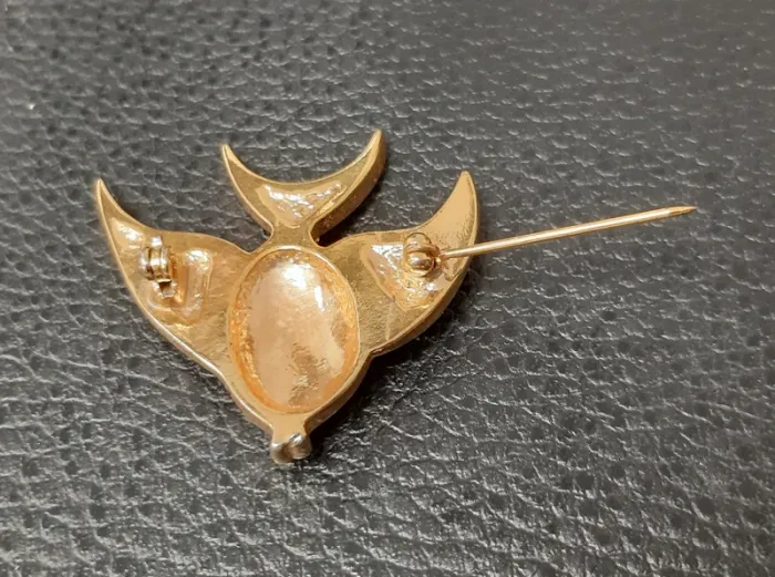 Très belle broche en métal doré et strass en forme de poisson - photo numéro 3