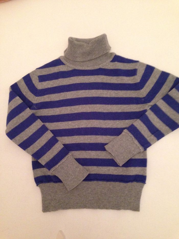 Pull col roulé gris avec rayures bleues