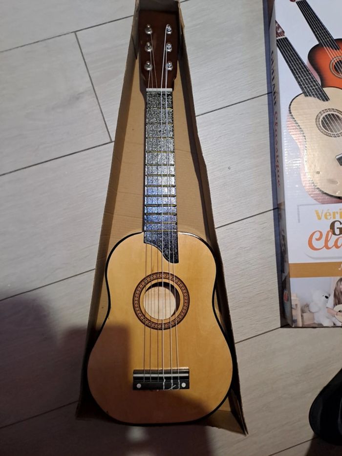Guitare enfant comme neuve - photo numéro 3
