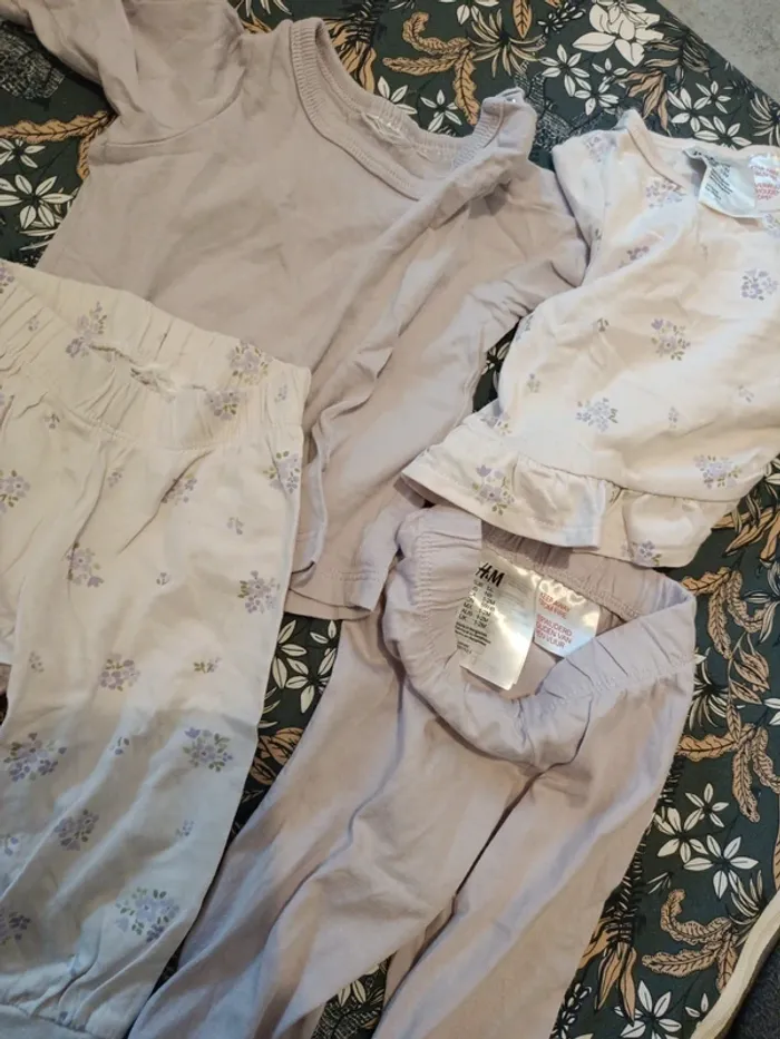 Lot de 2 pyjamas deux pièces 56cm H&M violet fleurs roses - photo numéro 3