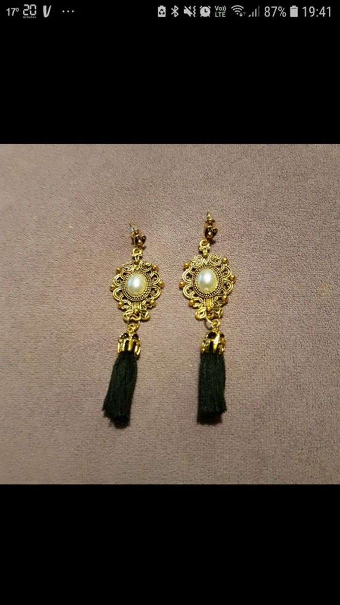 Boucles d'oreilles pompom noires et dorées neuves