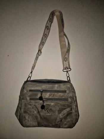 Sac à main neuf, jamais utilisé, en excellent état.