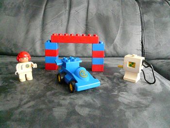 Lego Duplo – La voiture de course et ses accessoires