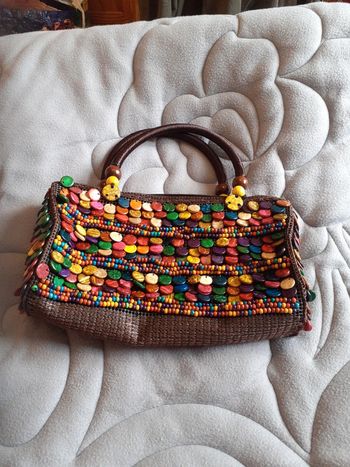 Sac avec déco perles de couleurs.