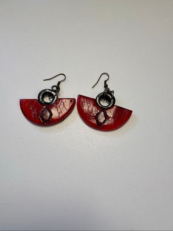 Boucles d’oreilles ethniques en bois rouge et noir