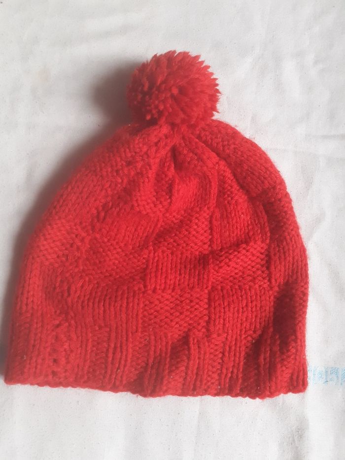 Bonnet rouge tricot à pompon