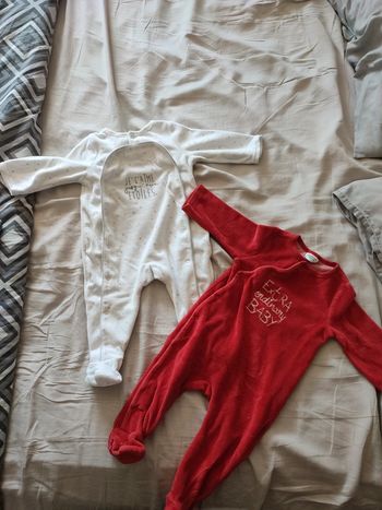 Lot 2 pyjamas 9 mois tape à l'oeil