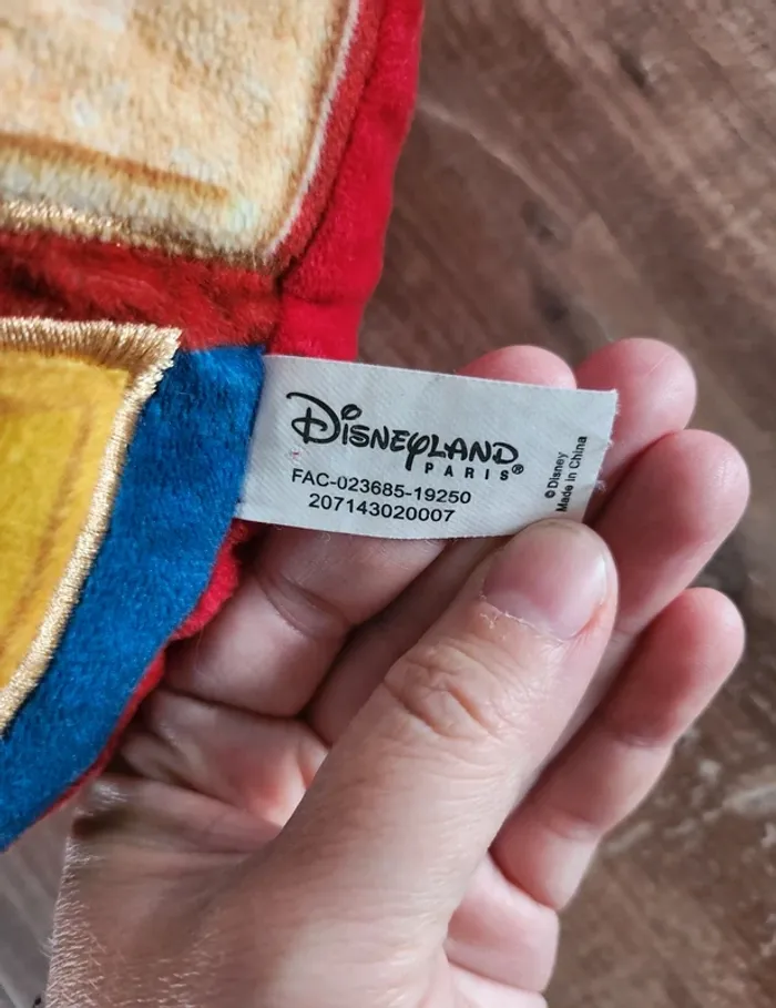 coussin oreiller forme bouclier captain Marvel avec étoile excellent état disneyland Paris - photo numéro 3