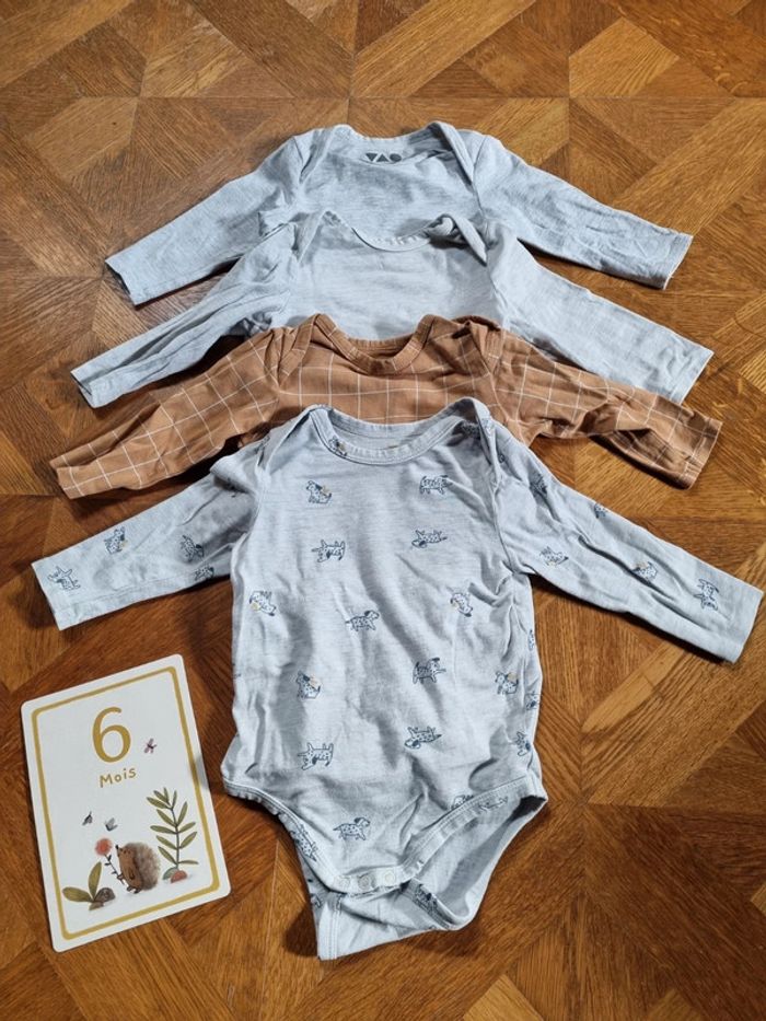 Lot 4 bodies manche longue 6 mois.
