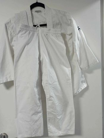 Tenue de sport taille 9 ans 130 cm marque Decathlon très bon état