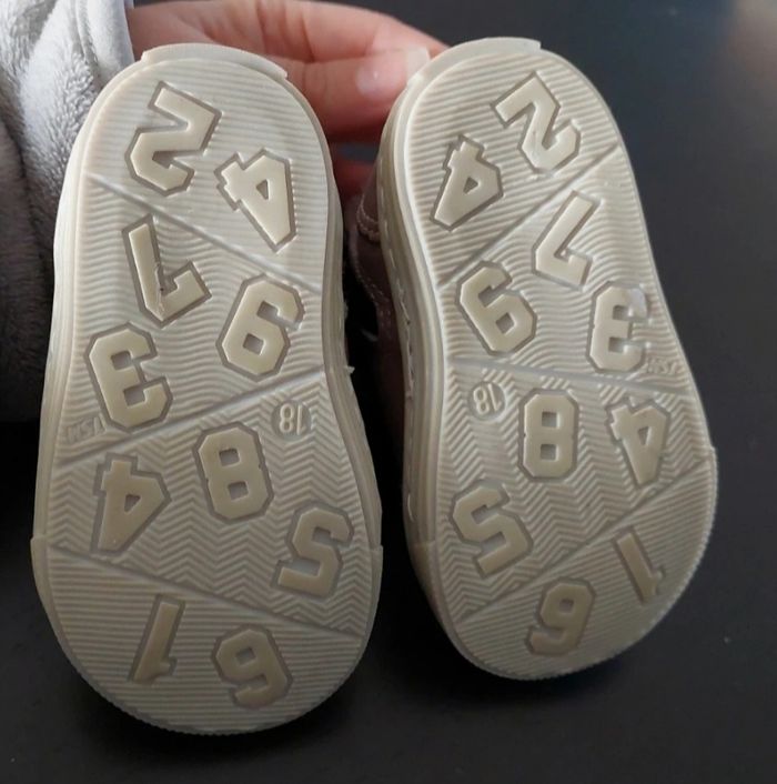 Chaussures fourrées taille 19 - photo numéro 4