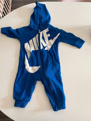 Combinaison Nike bébé taille 6 mois