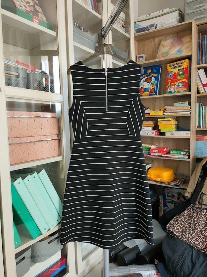 Robe Dresses Yessica (C&A) noire à rayures blanches, coupe droite, allure graphique et chic - photo numéro 3