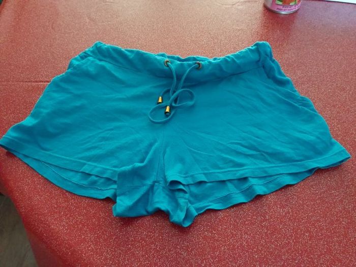 Short bleu