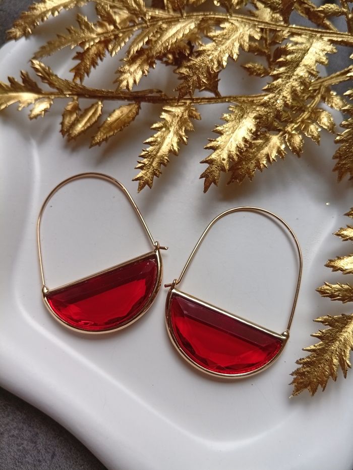 Boucles d'oreilles demi cercle rouge en verre - photo numéro 4