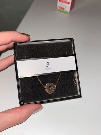 Collier lettre F