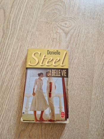 Livre Danielle Steel "La belle vie"