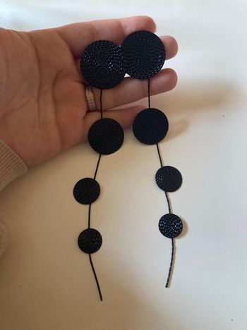 Boucles d’oreilles pendantes NEUVES pour femme forme ronde couleur noir