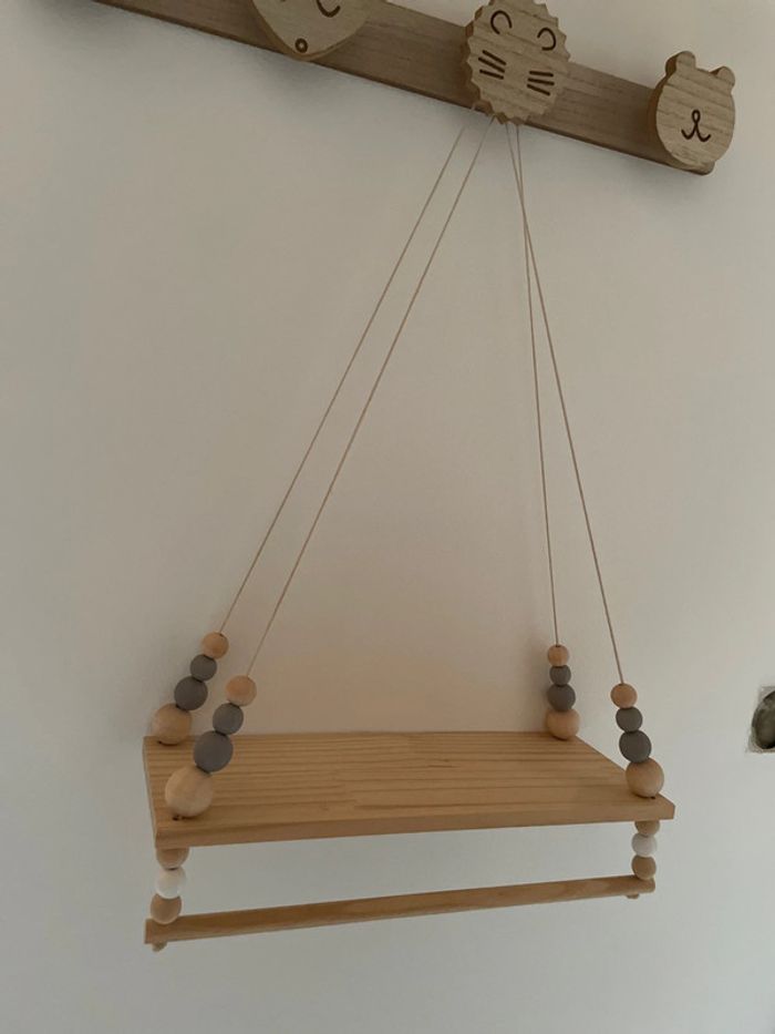 Étagère en bois avec perles de couleurs