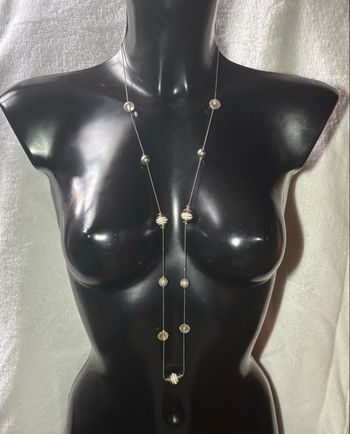 Sautoir argenté et blanc – Élégance intemporelle ✨