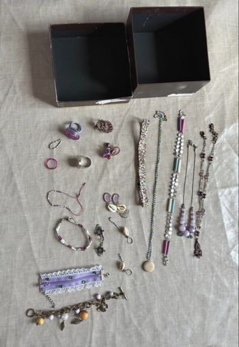 Lot de 18 bijoux fantaisie violet 