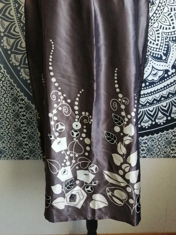 Robe marron en satin à motifs fleurs avec col bijoux / printed / (44) - photo numéro 4