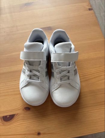 Baskets blanches adidas neuves taille 28