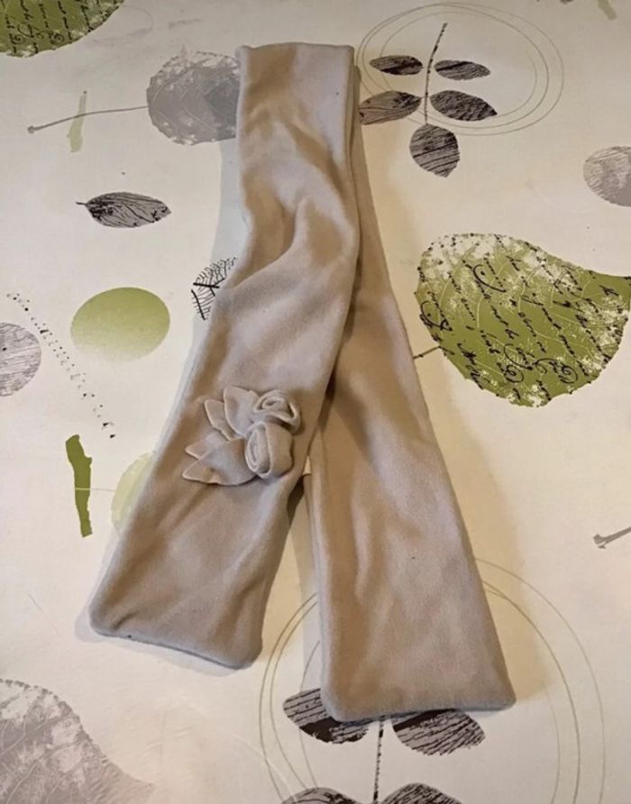 Jolie écharpe doublée polaire avec fleurs en relief 120 cm