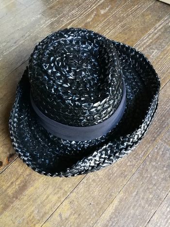 Chapeau noir de paille brillant vernis