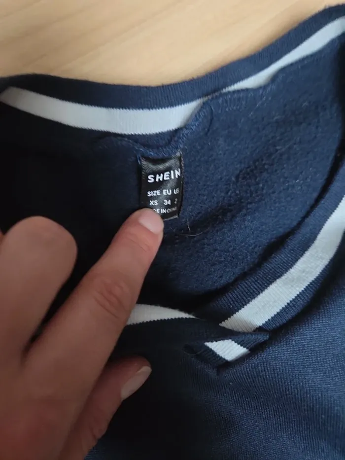 Pull col V bleu marine et blanc shein XS - photo numéro 2