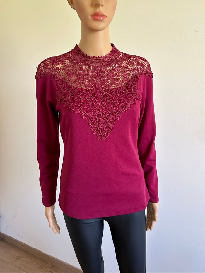 Haut bordeaux avec dentelle Morgan taille M comme neuf