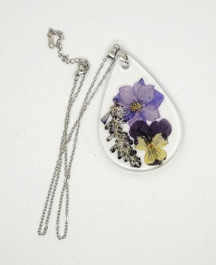 Bijoux création collier fleurs séchées mauve/violet
