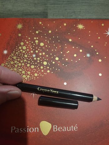 Crayon pour les yeux noir neuf!