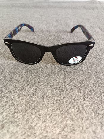 Lunette de soleil enfant noir hello kitty neuve