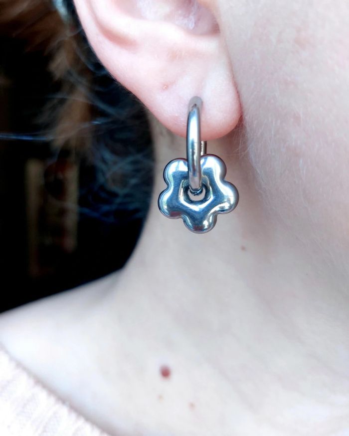 Créoles fleurs acier