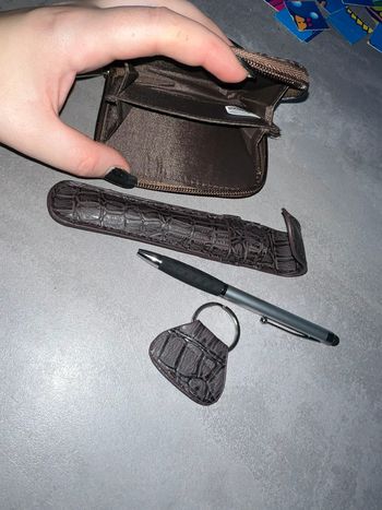 Ensemble maroquinerie porte monnaie porte crayon crayon porte clé porte carte miroir neuf