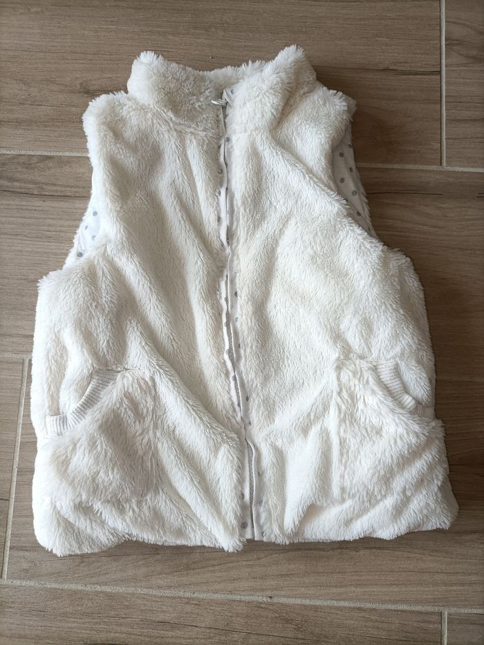 Gilet veste sans manches fausse fourrure fille écru 6 ans U essentiel TBE
