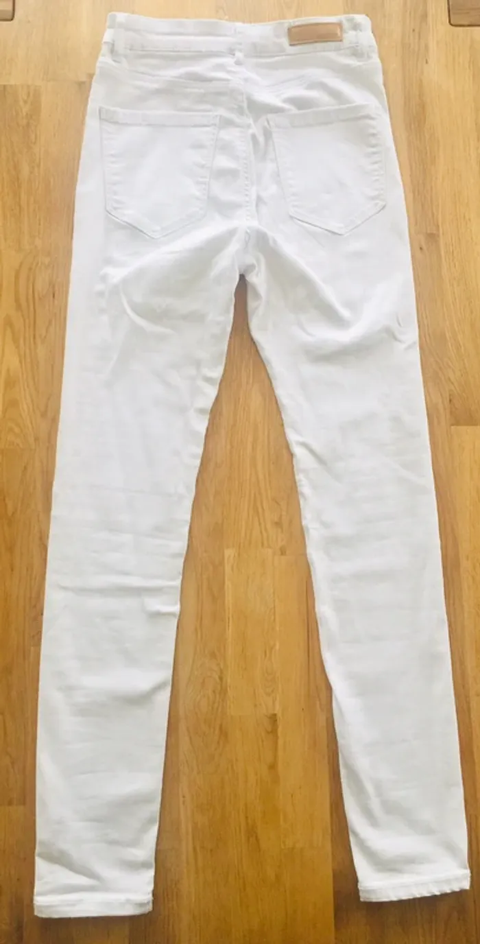 Ensemble pull marron-beige et jean blanc - photo numéro 2