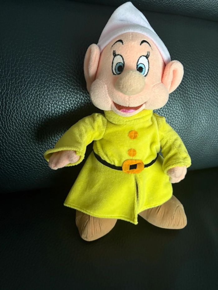 Peluche simplet de blanche neige et les sept nains, Disney store