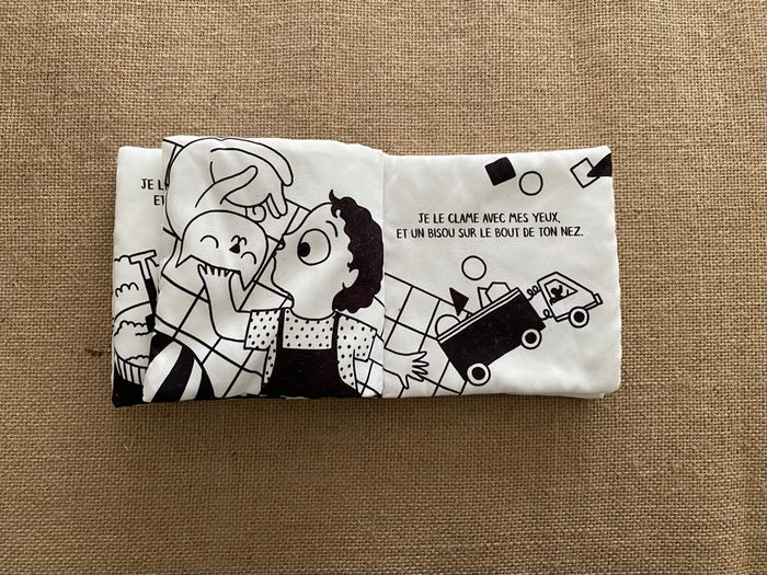 Livre en tissu noir et blanc Je suis heureux que tu sois là Laura Van Bouchout - photo numéro 5