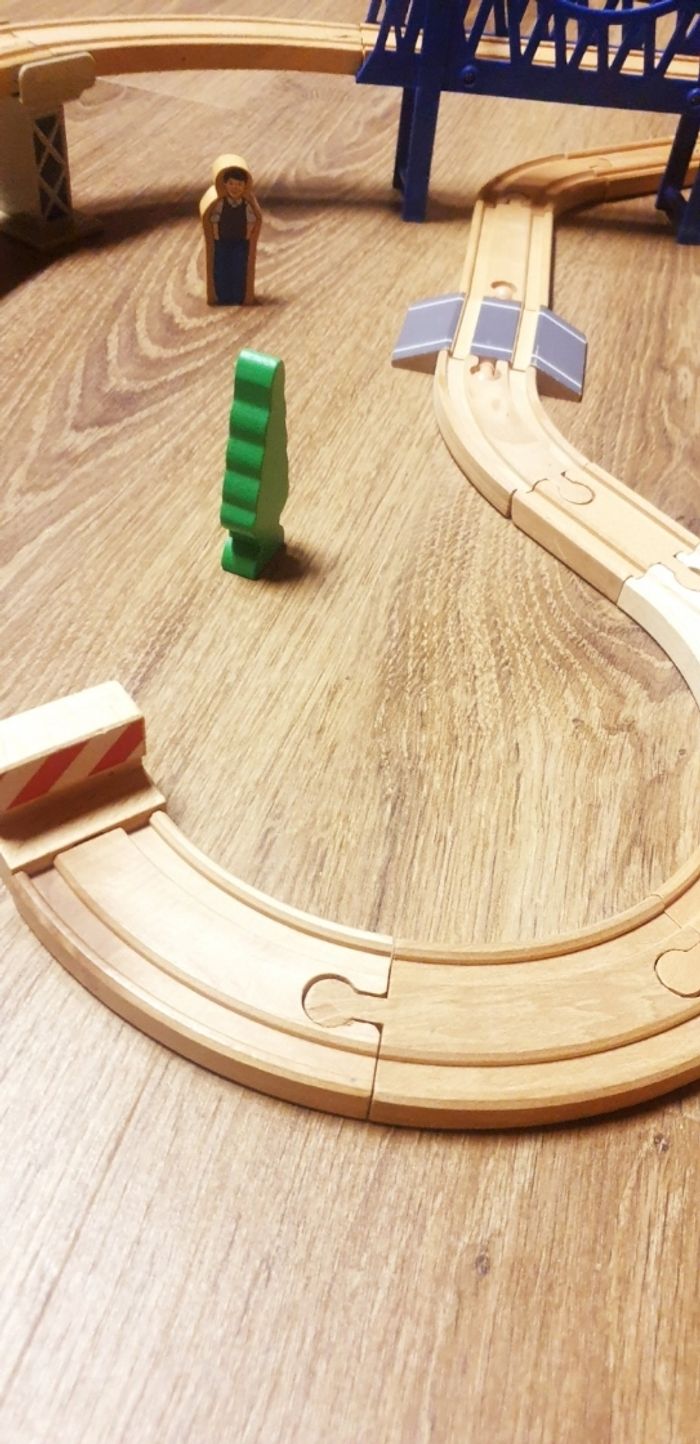 Circuit de train en bois - photo numéro 7